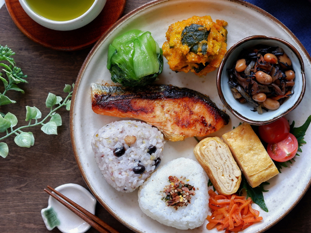 健康的な朝食の画像。主食・主菜・副菜が揃っており、焼き魚やひじきと大豆の煮物など、骨の健康に役立つ食品が使われている。