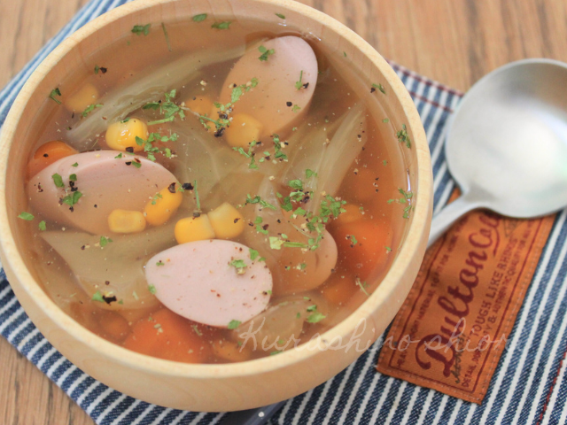 魚肉ソーセージを入れたコンソメスープの画像。