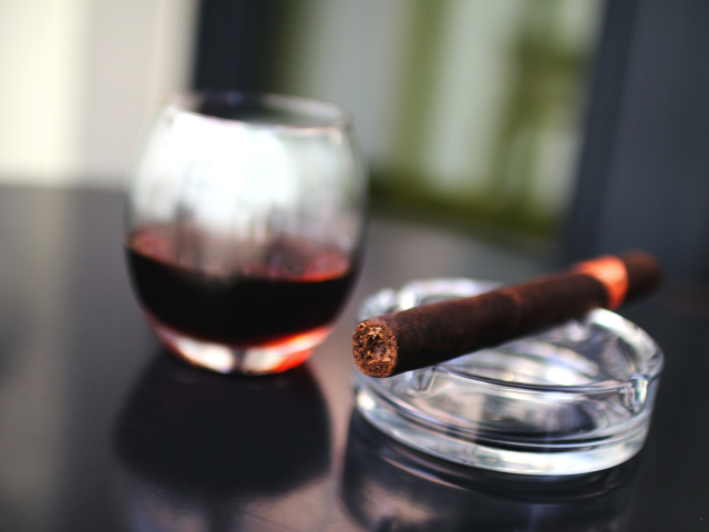 骨粗鬆症の危険因子になる喫煙・多量の飲酒のイメージ画像。