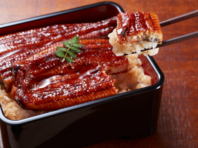 うな重を食べているイメージ画像。