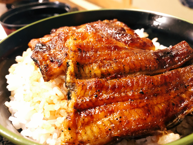 ふっくらしたうなぎの蒲焼きの画像。